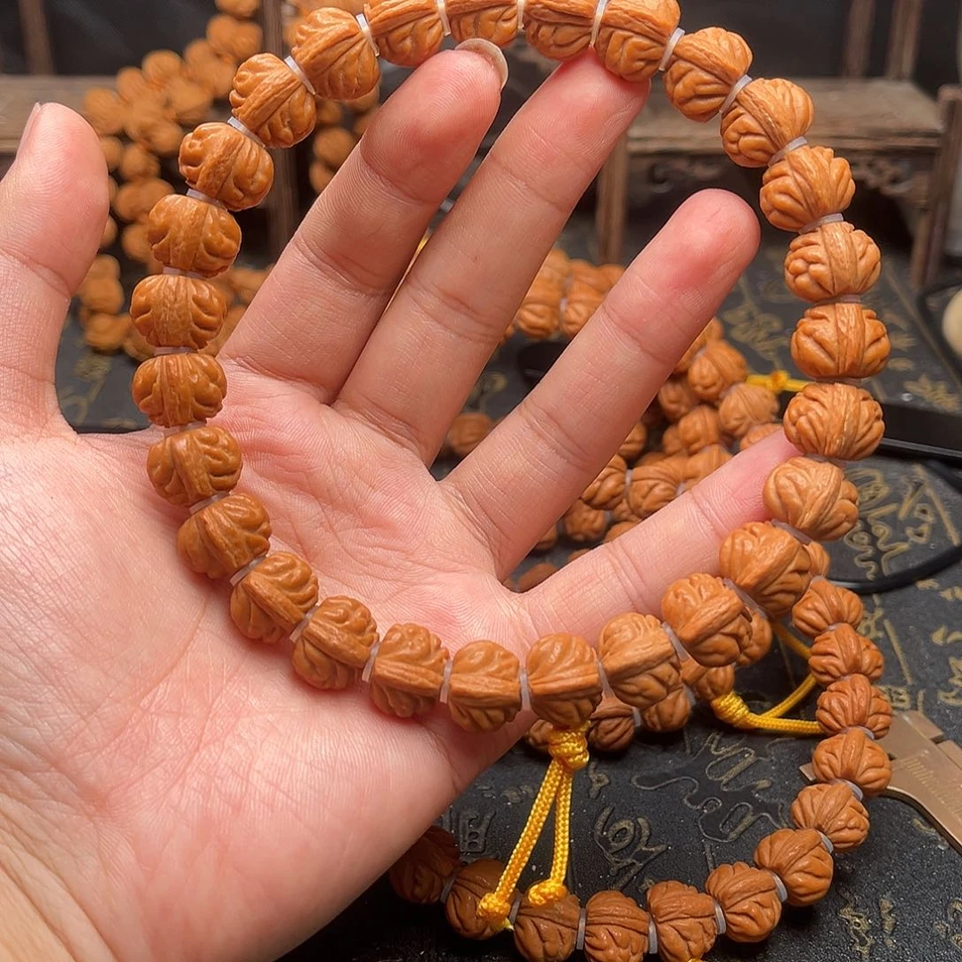 吊坠桃核小金豆手持