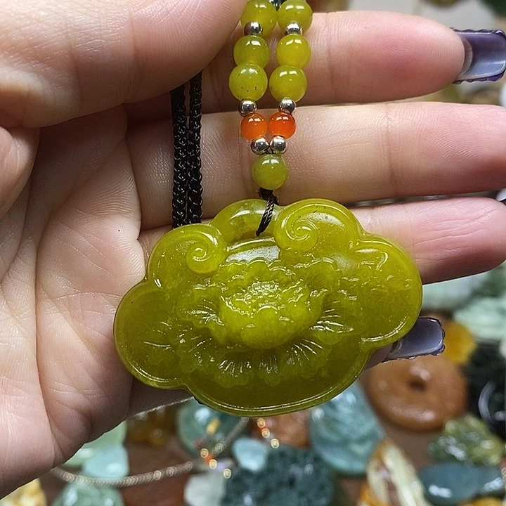 蛇纹石玉吊坠未镶嵌