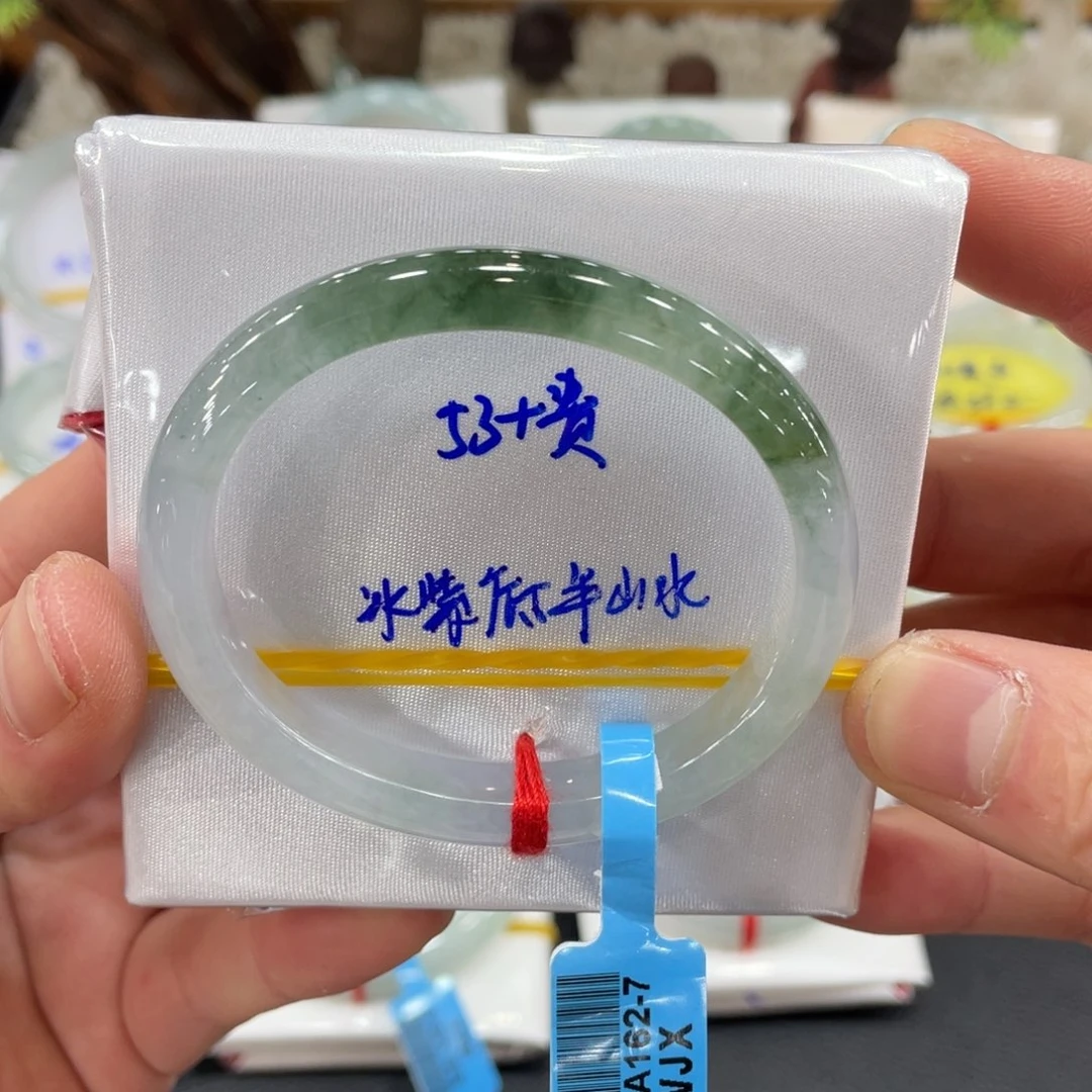 翡翠手镯未镶嵌翡翠