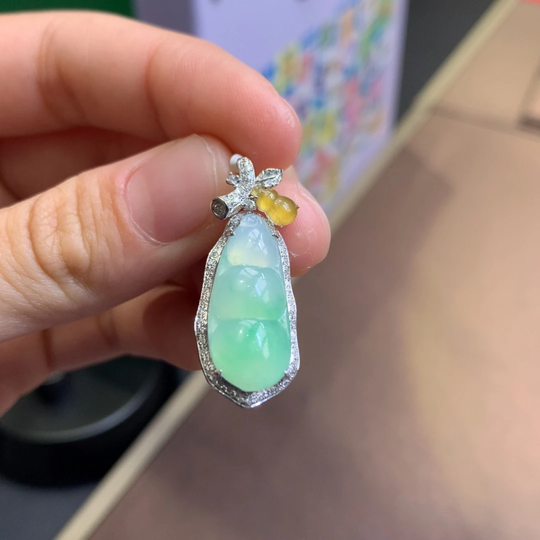 翡翠18K金镶嵌颈饰翡翠