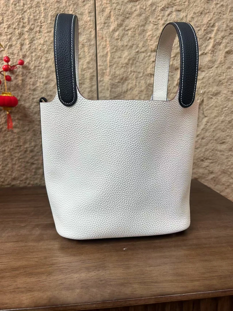 YNPO25年秋冬新款真皮女包 拼菜篮 黑拼白