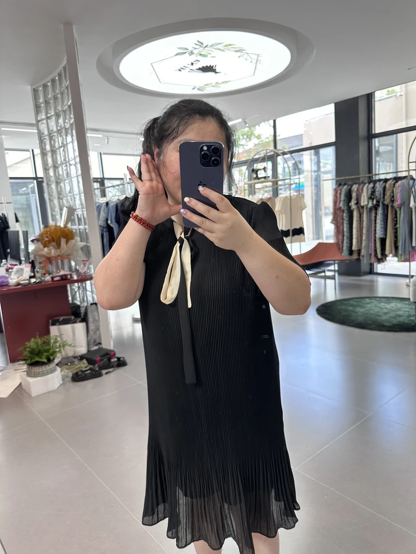 百褶裙女夏季2025新款宽松遮肉显瘦气质小黑裙胖MM休闲雪纺连衣裙