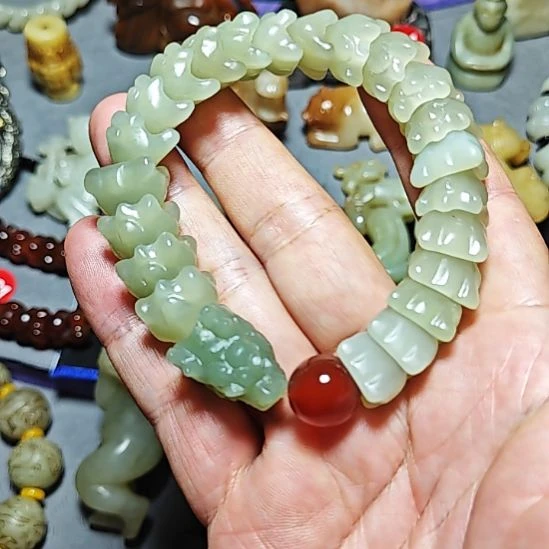 颈饰未镶嵌和田玉猴*