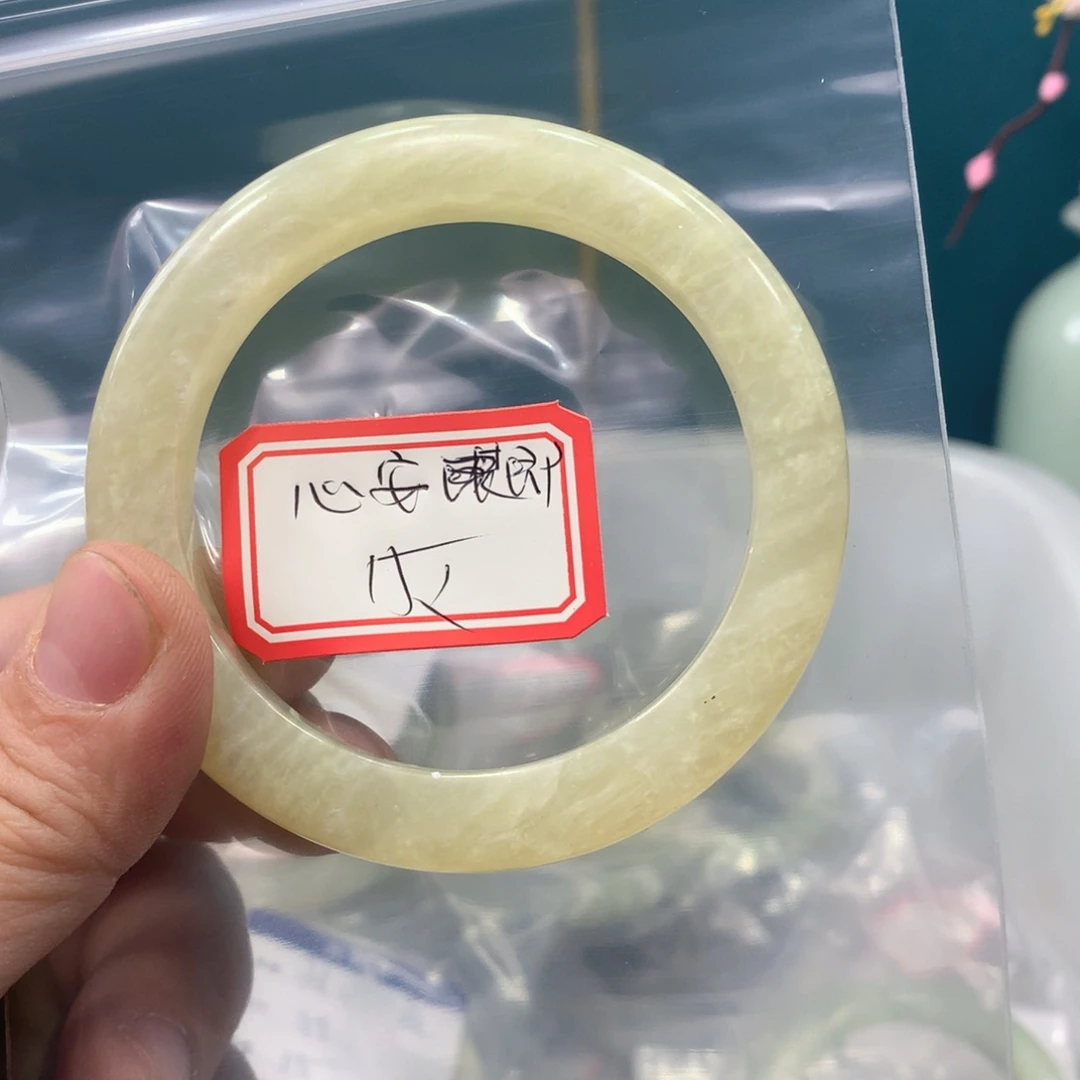 蛇纹石玉手镯未镶嵌心***处