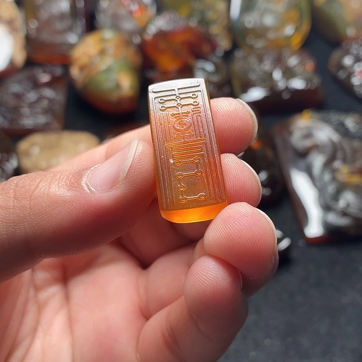 琥珀未镶嵌颈饰92