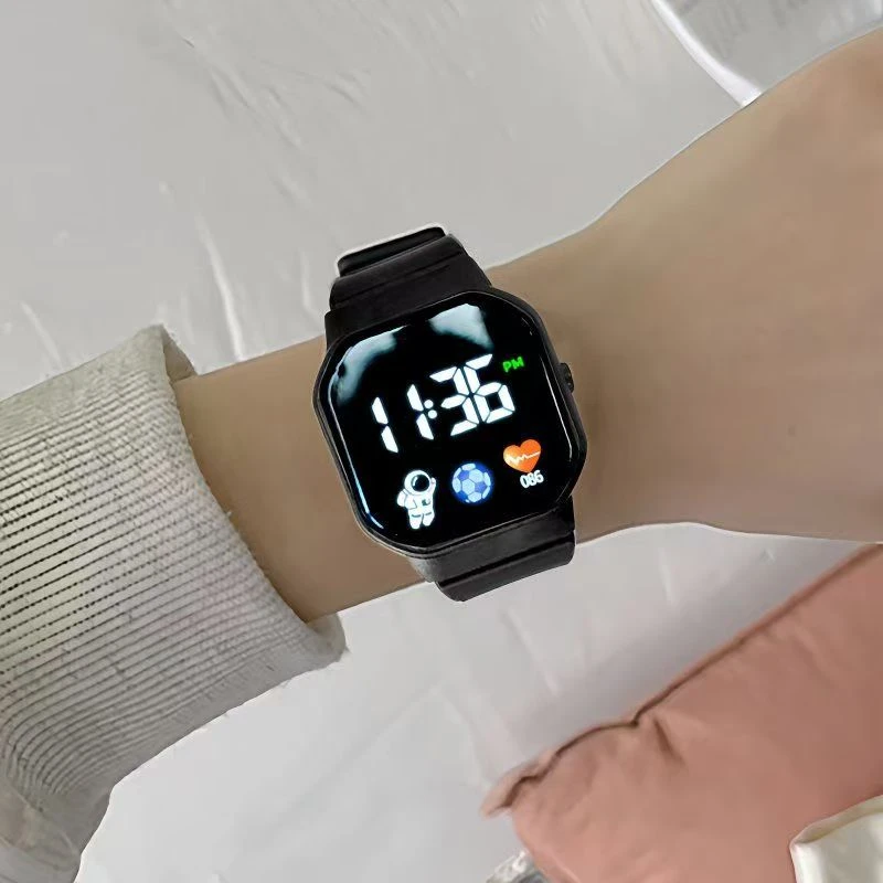 新款高颜值运动方形数字创意军迷手表SSS