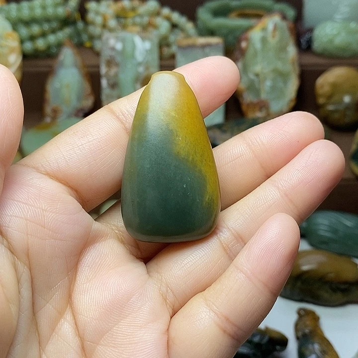 长***哥颈饰未镶嵌岫岩河磨玉（透闪石质玉）