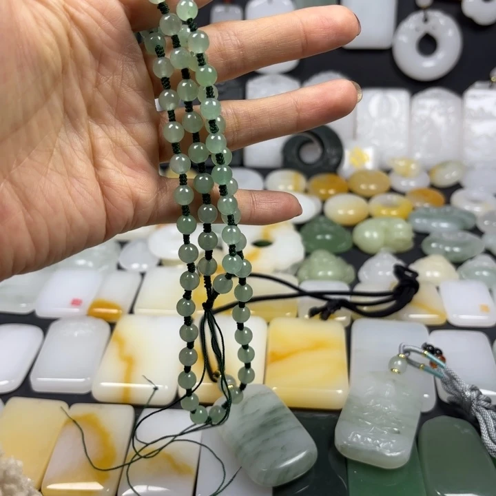 岁***好石英质玉（金丝玉）未镶嵌颈饰