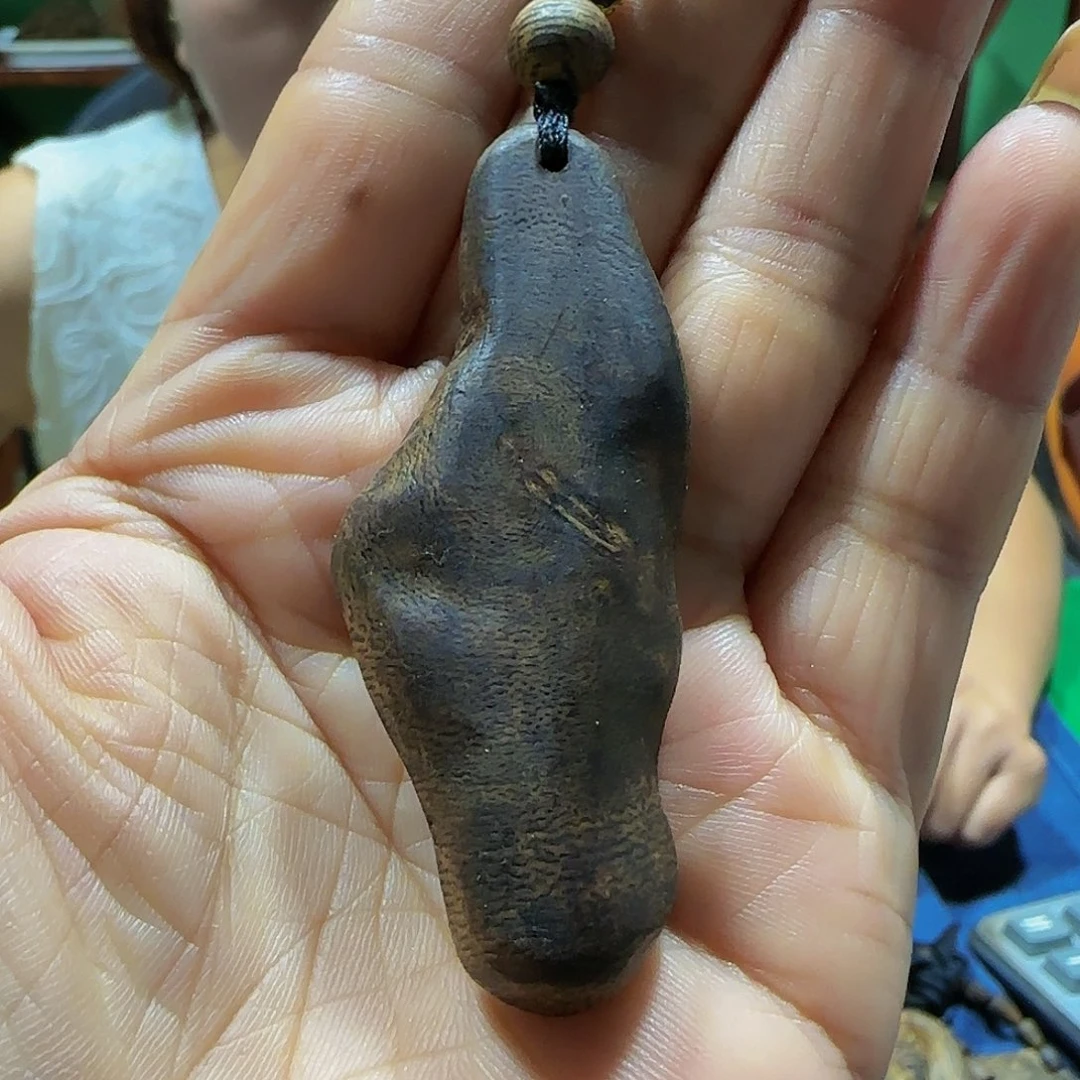 沉香碎屑沉香海南白奇乌身天然老包头带绳6.6克