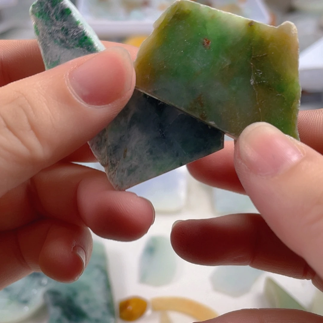 颈饰未镶嵌翡翠。