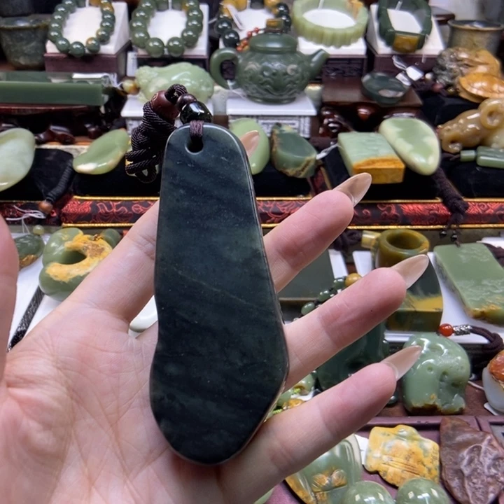 未镶嵌岫岩老玉（透闪石质玉）把件