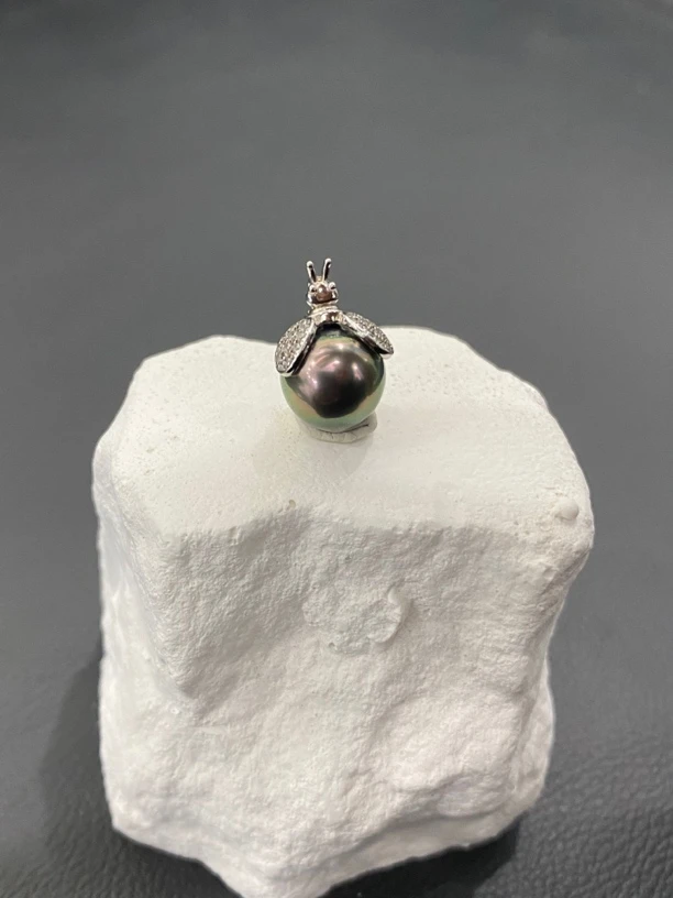 天然海水珍珠大溪地孔雀绿10-11mm小蜜蜂设计款吊坠