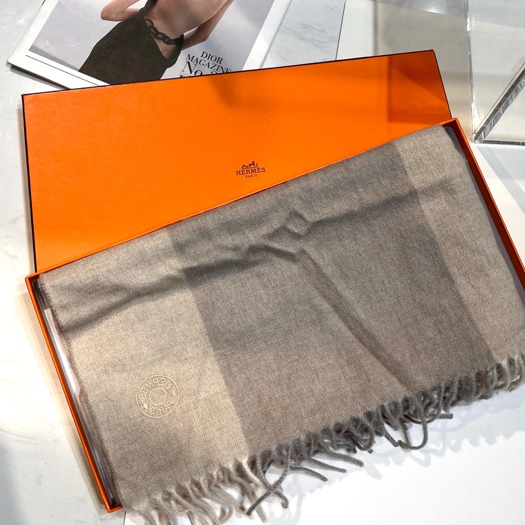 全新未使用 Hermes/爱马仕 Hermes 爱马仕 双面羊绒围巾