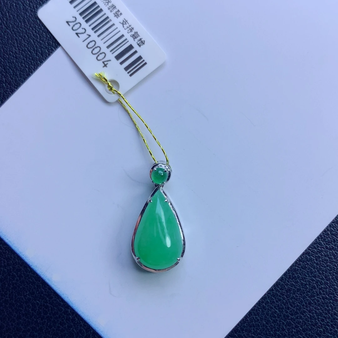 翡翠未镶嵌颈饰水滴