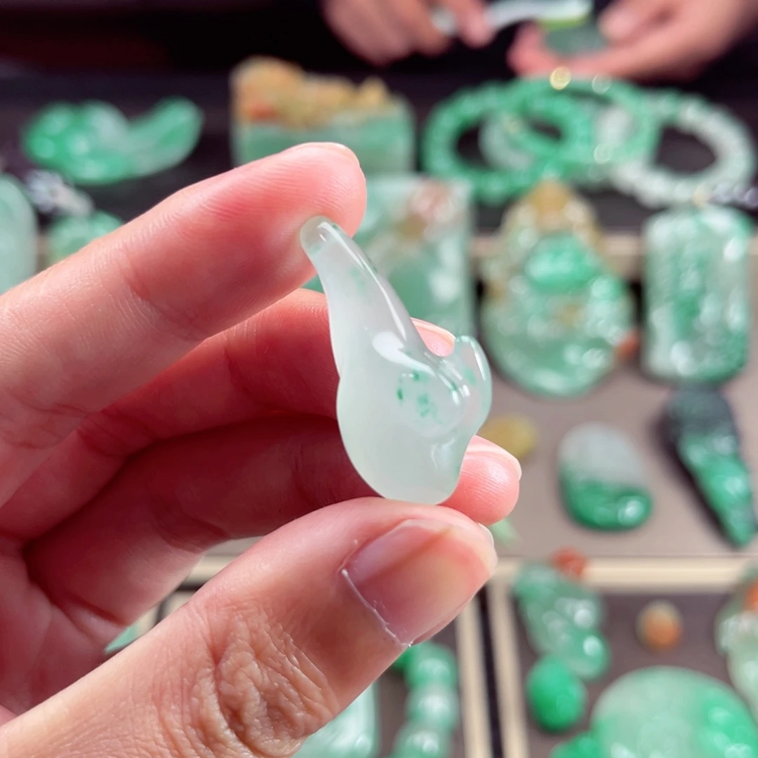 颈饰未镶嵌石英质玉