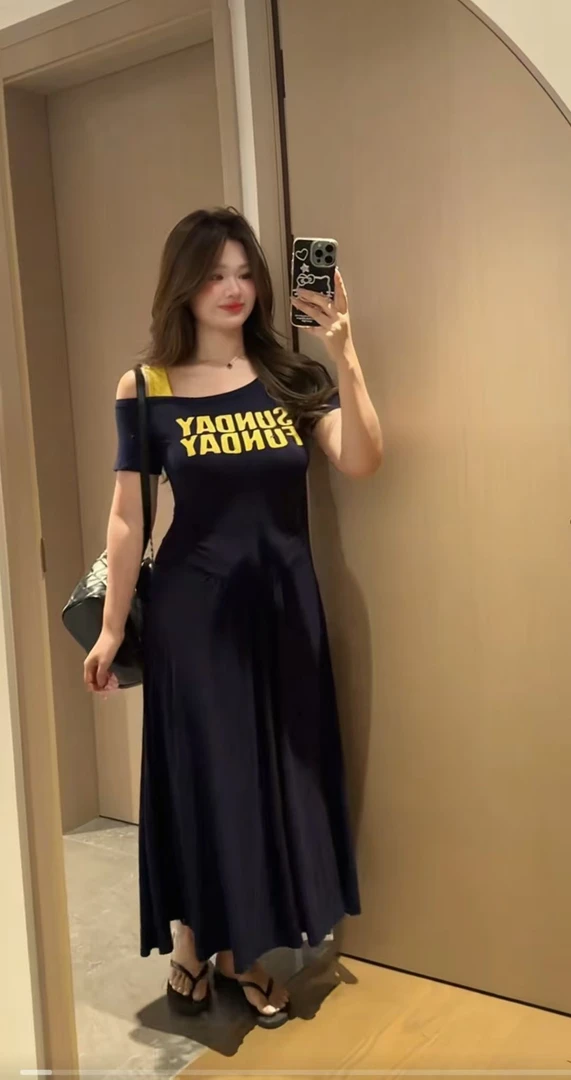 【斜肩收腰大裙摆】字母减龄连衣裙拼接显瘦印花长裙