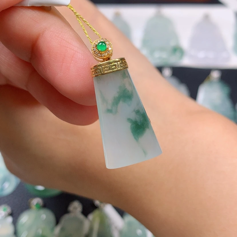 【闪购商品】翡翠18K金镶嵌颈饰无事牌