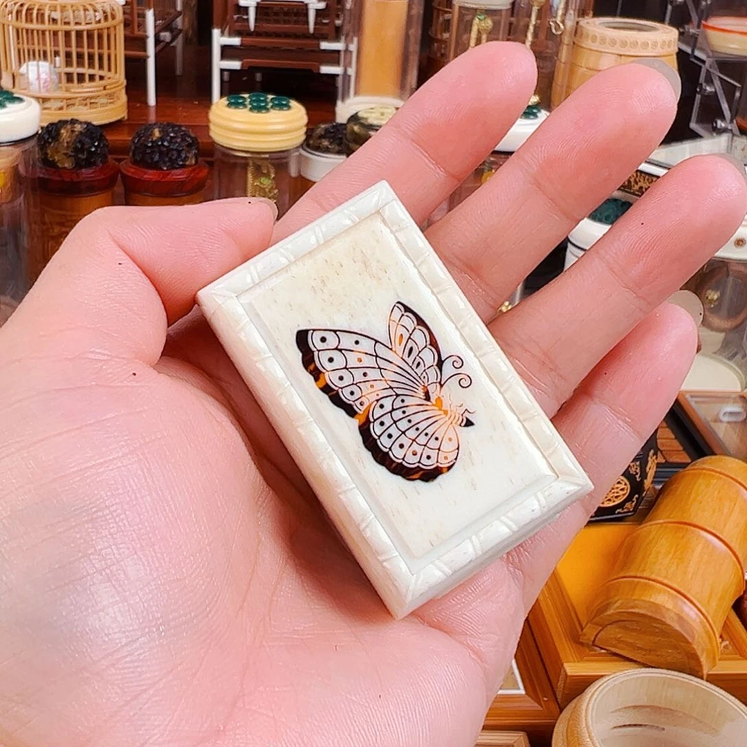 竹掌中宝牛骨蝴蝶图黄蛉盒一个