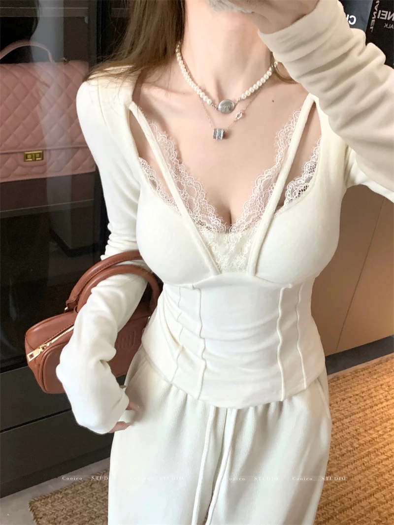 法式纯欲风蕾丝拼接鱼骨v领长袖T恤女秋冬新款时尚别致漂亮打底衫