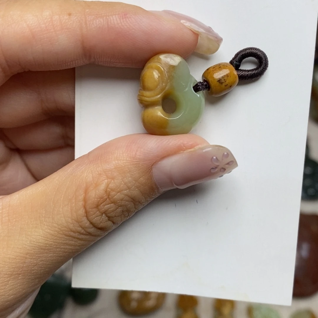 梅***豁岫岩河磨玉（透闪石质玉）未镶嵌颈饰