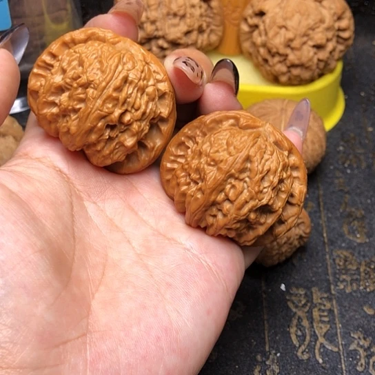 文玩核桃吊坠白狮子