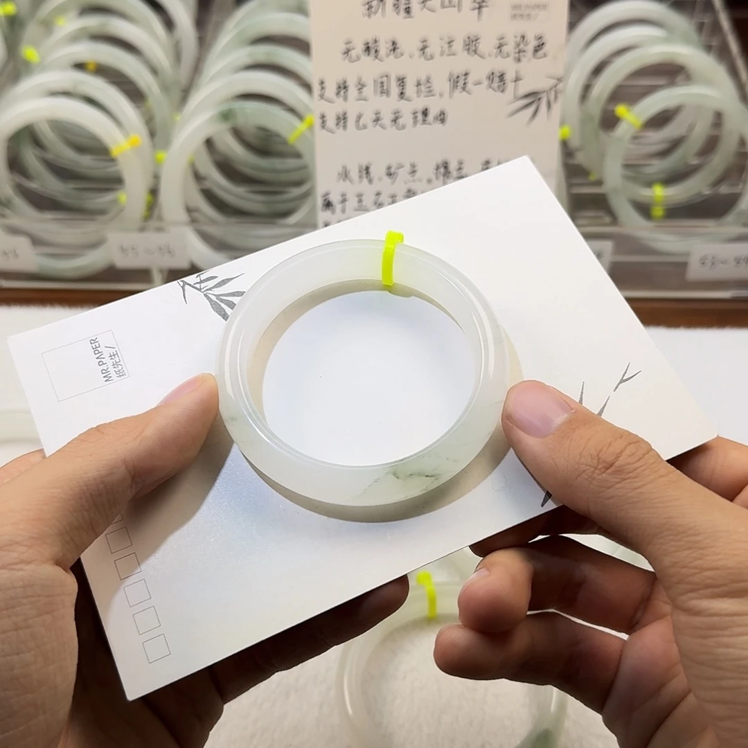 文***手石英质玉（天山翠）未镶嵌手镯