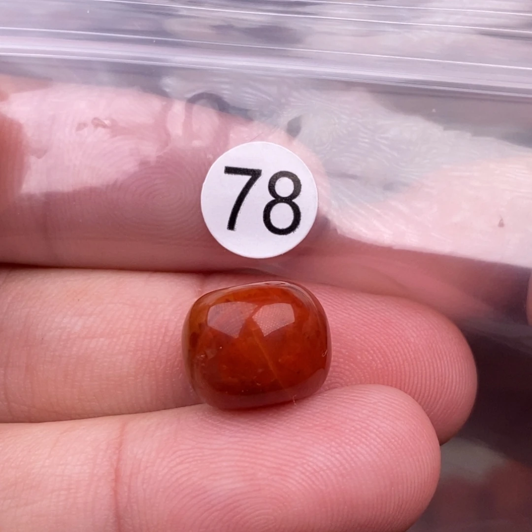 南红玛瑙未镶嵌配饰有瑕疵