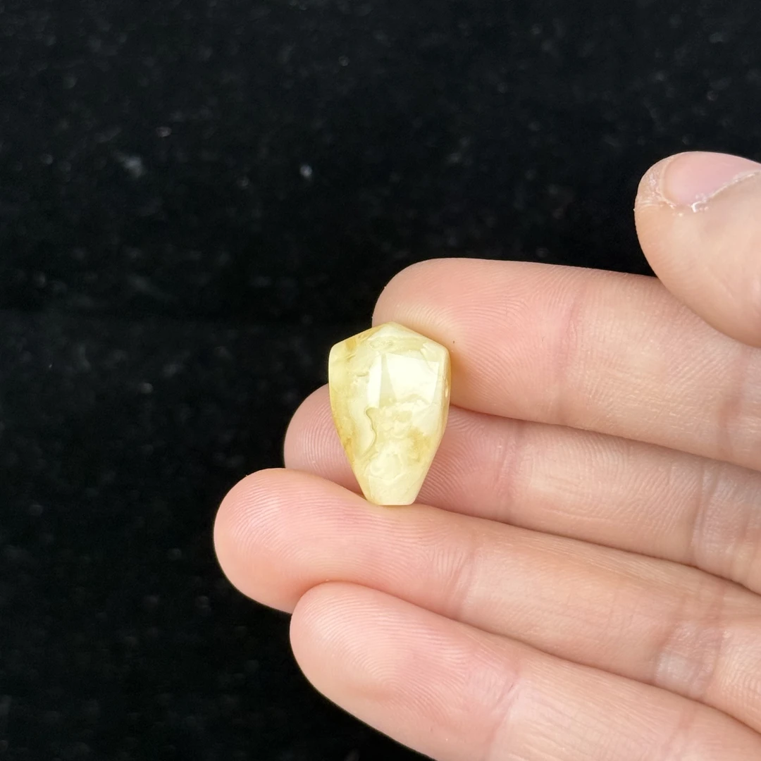 Y9557天然原矿蜜蜡 鸡油黄三通 12*19mm 1.3g支持复检假一罚四