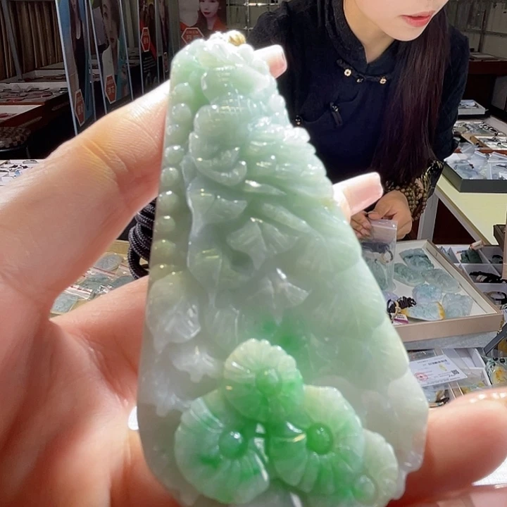 翡翠未镶嵌颈饰一
