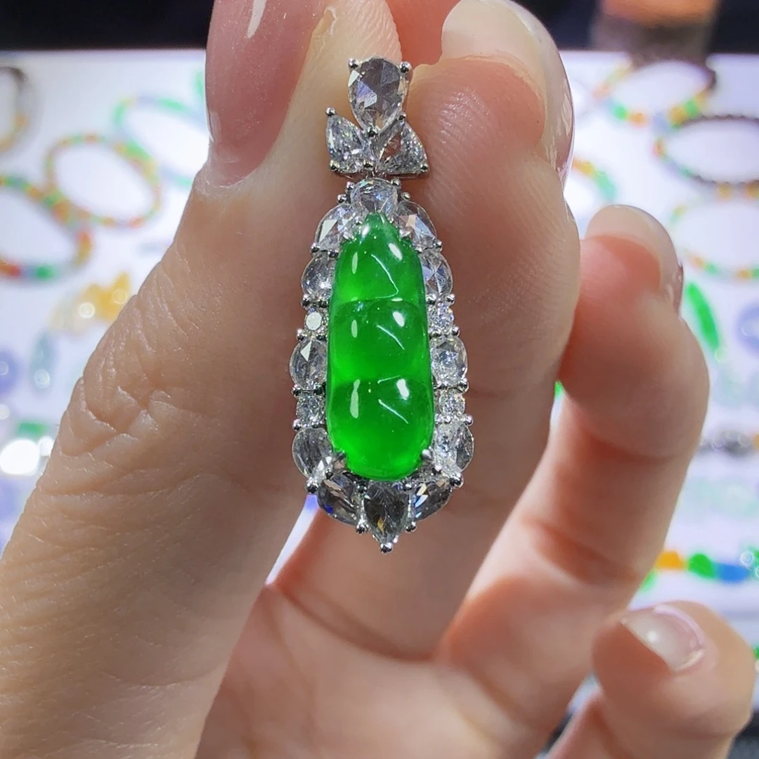 翡翠18K金镶嵌颈饰绿豆