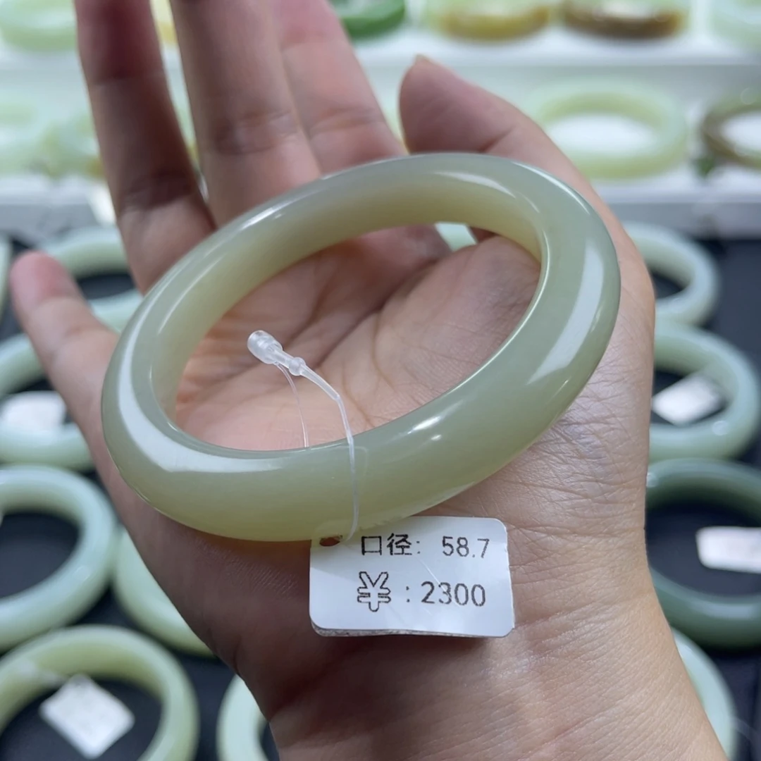 和田玉手镯未镶嵌