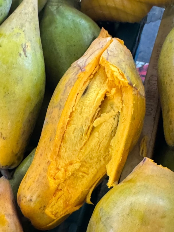 西双版纳鸡蛋果香甜可口当季热带水果