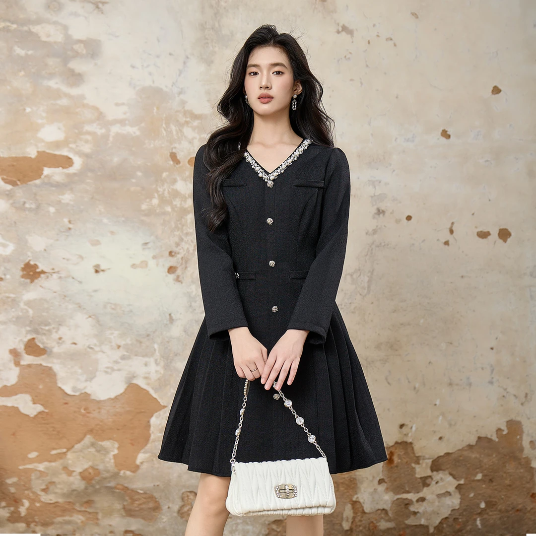 奢姿大码女装2025冬季时尚珍珠装饰V领连衣裙胖妹妹气质减龄长裙