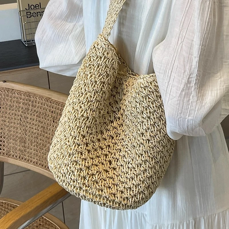 夏天超火编织水桶包女包2025新款小众休闲时尚沙滩度假单肩草编包