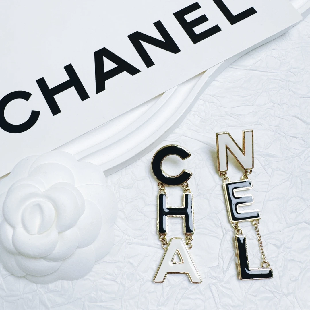 95新 Chanel/香奈儿 柚礼中古/香奈儿黑白珐琅字母耳钉LZ501237