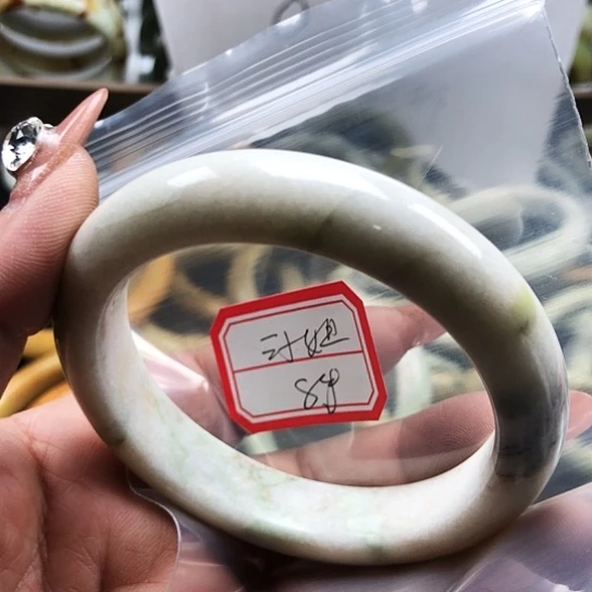 蛇纹石玉手镯未镶嵌三*姐