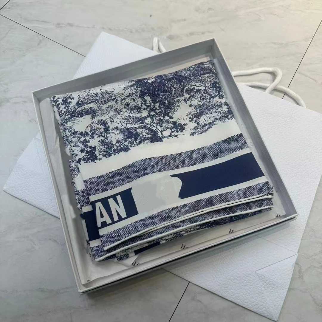 蓝色动物园印花字母刺绣女优雅丝巾