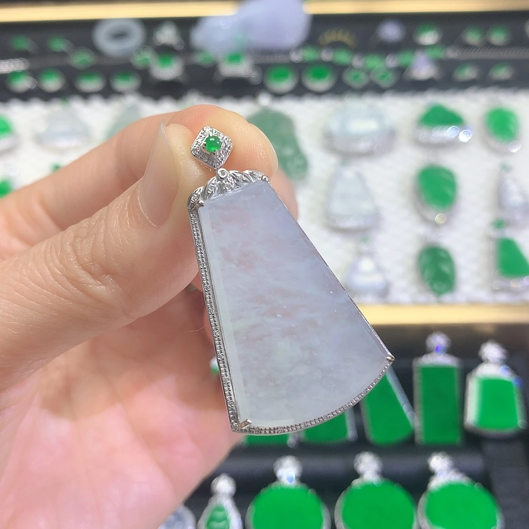 颈饰18K金镶嵌翡翠吊坠