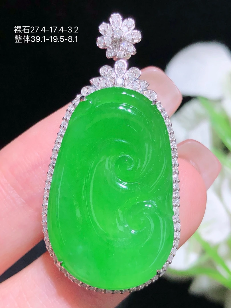 天然缅料翡翠A货阳绿如意吊坠18K金镶钻