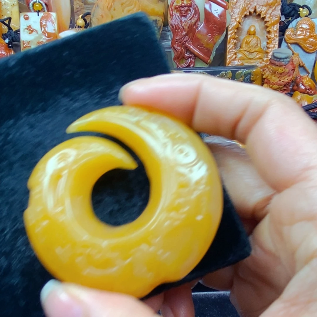 未镶嵌石英质玉（黄龙玉）颈饰