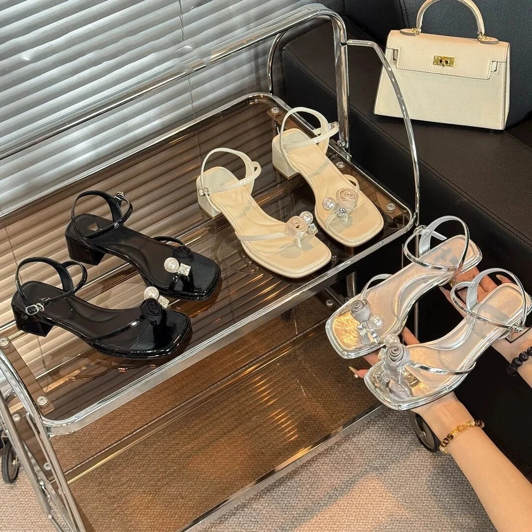 卓诗尼芙妮珍珠花朵水钻一字带女2025夏鞋子女ins潮牌百搭