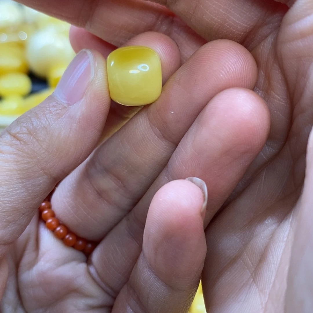 逃***琥珀未镶嵌裸石原矿蜜蜡配珠