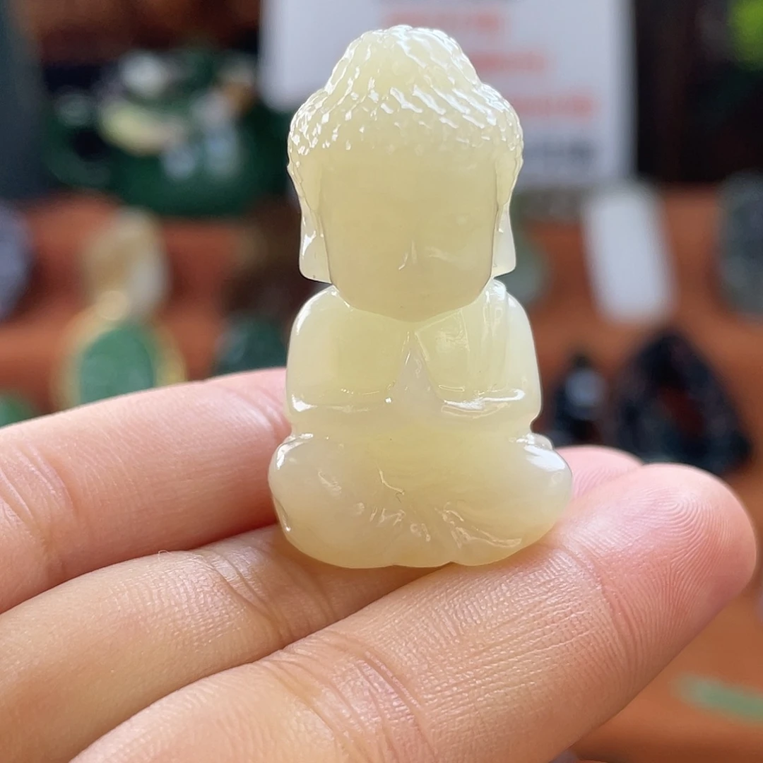 和田玉未镶嵌颈饰俄糖白俏色佛观天下