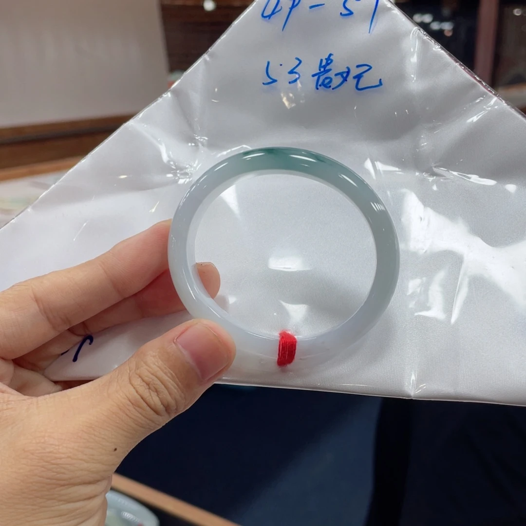 翡翠手镯未镶嵌有包容