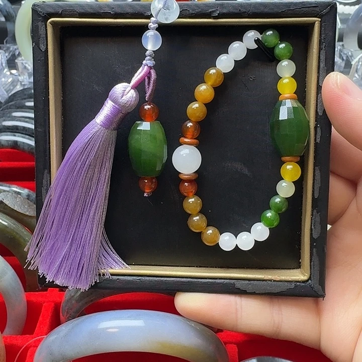 举***子和田玉未镶嵌颈饰