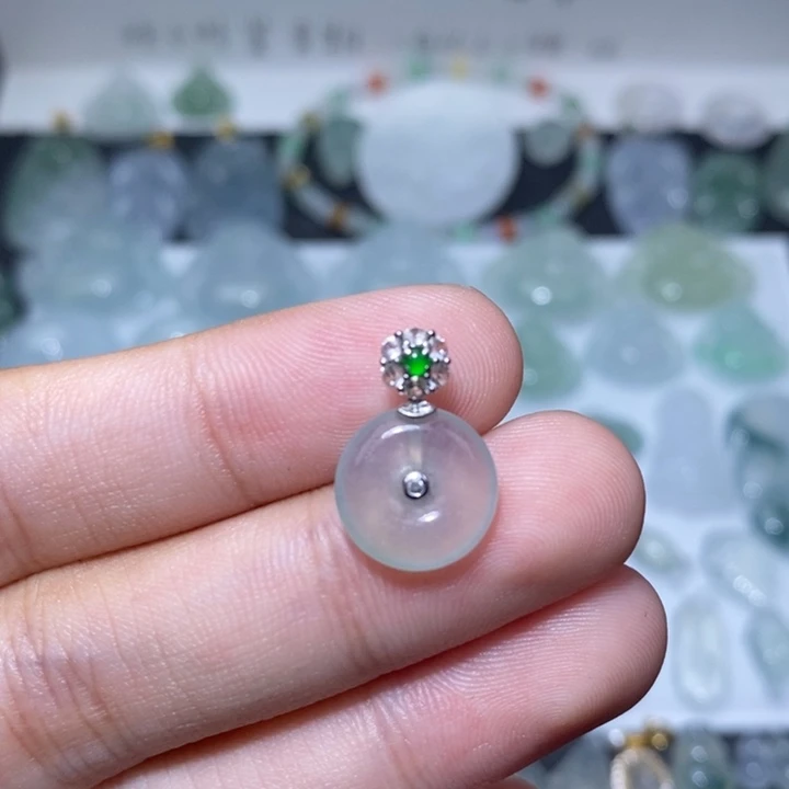 翡翠18K金镶嵌颈饰冰平安扣