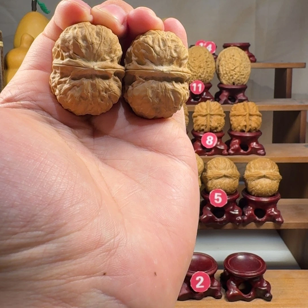 铁核桃把件金甲元宝