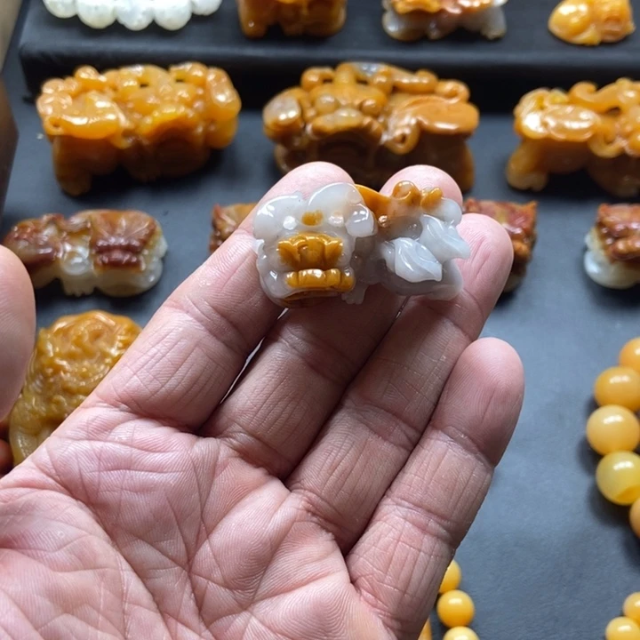 石英质玉（黄龙玉）未镶嵌颈饰