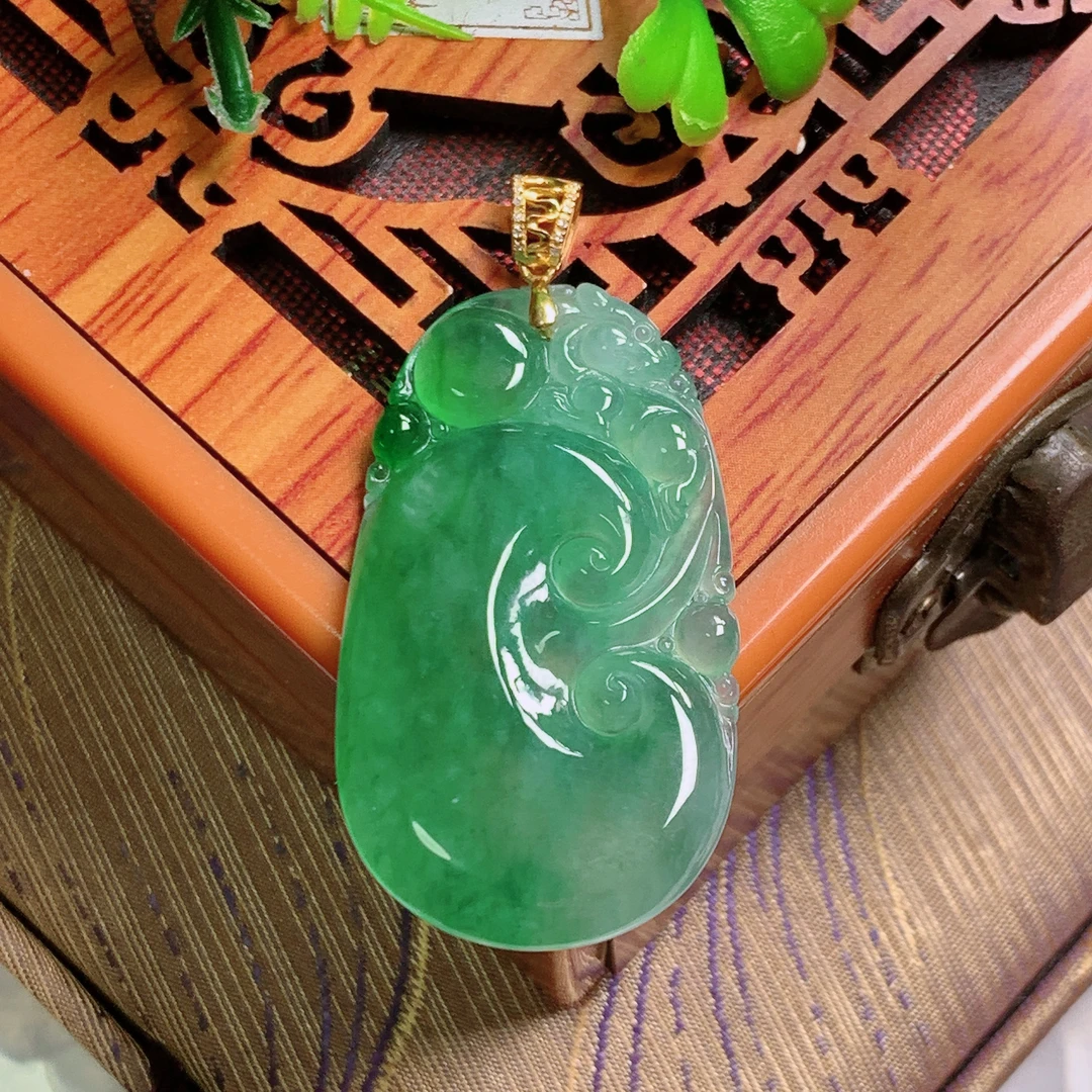 缅甸天然A货翡翠，精致18K金扣镶嵌冰种飘绿花如意吊坠，气质百搭。