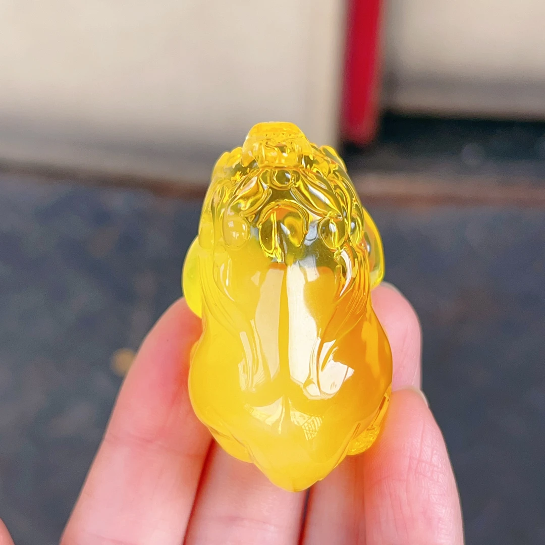 特色金绞蜜雕刻立体貔貅吊坠，半蜜半珀22.6克，尺寸51.6*28*27.5mm